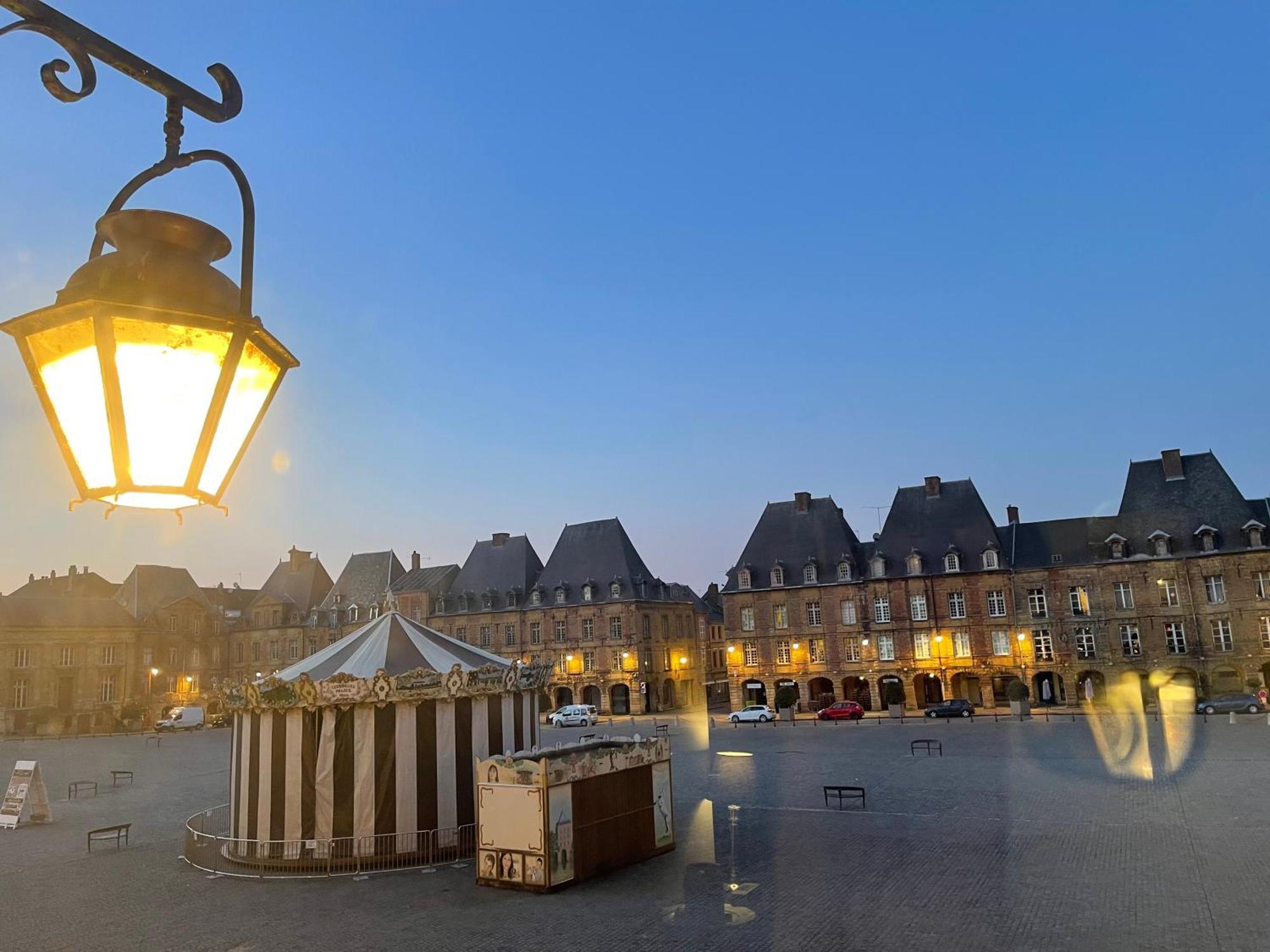 Suites Mana - Matahina Avec Vue Superbe Sur La Place Ducale Et Parking Prive Inclus Charleville-Mézières Εξωτερικό φωτογραφία
